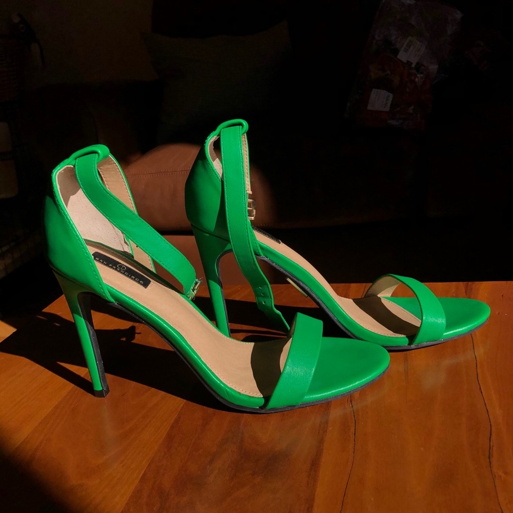 Amazing green straps heels